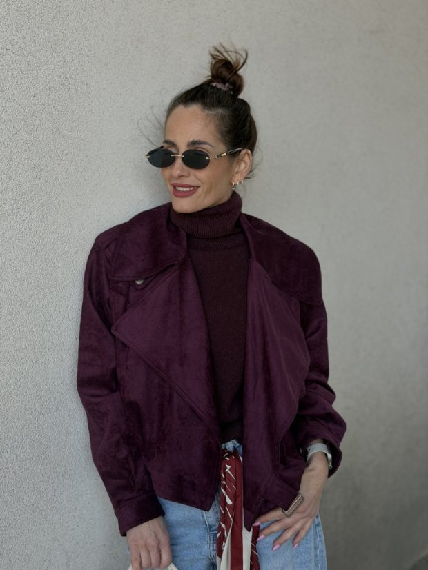 Brúsená koženková bunda v odtieni burgundy s výraznými klopami, elegantný taliansky štýl.