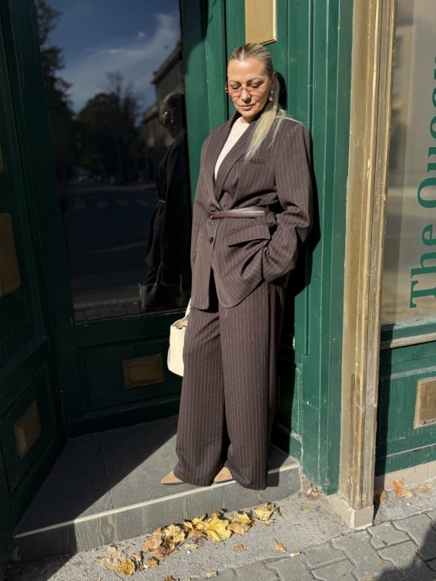 Tmavohnedé prúžkované nohavice s rovným strihom, elegantný outfit pre jesenné obdobie.