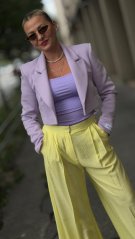 Dámske fialové sako Mia Purple so skráteným strihom, výraznejšími ramenami a elegantnou líniou