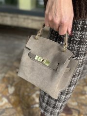 Mini kabelka z brúsenej kože v odtieni taupe so zlatým zapínaním, elegantný taliansky štýl.