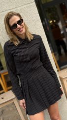 čierna prúžkovaná košeľa s dlhým rukávom a priliehavým strihom v elegantnom outfite čierna prúžkovaná košeľa s dlhým rukávom a priliehavým strihom v elegantnom outfite