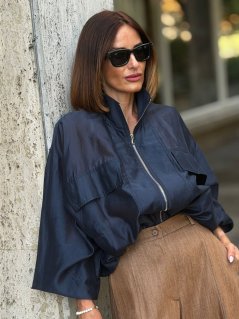 Tmavomodrá bomber bunda Mihosis s lesklým povrchom, voľným rukávom a zapínaním na zips. Tmavomodrá bomber bunda Mihosis s lesklým povrchom, voľným rukávom a zapínaním na zips.