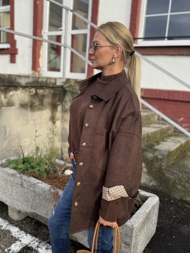 Hnedá košeľová bunda z brúsenej kože s károvanou podšívkou – elegantný casual štýl