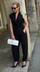 čierne elegantné nohavice s patentom na spodku v modernom business outfite
