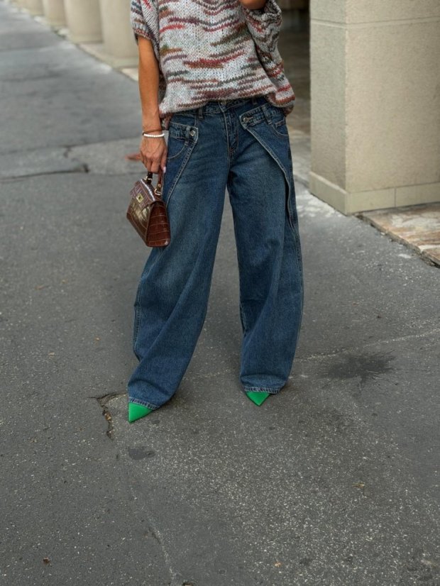 Dámske modré wide leg rifle Relaxed Cargo s voľným strihom, originálnym pásom a kovovými gombíkmi.