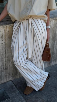 béžové široké pruhované nohavice s viazaním v páse v elegantnom letnom outfite béžové široké pruhované nohavice s viazaním v páse v elegantnom letnom outfite