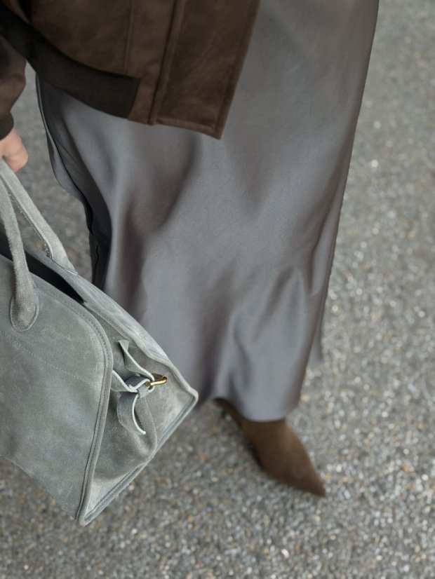 sivá saténová maxi sukňa na žene v elegantnom mestskom outfite