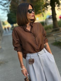Hnedá blúzka Bellagio s košeľovým golierom a gombíkmi kombinovaná so svetlosivými elegantnými nohavicami. Hnedá blúzka Bellagio s košeľovým golierom a gombíkmi kombinovaná so svetlosivými elegantnými nohavicami.