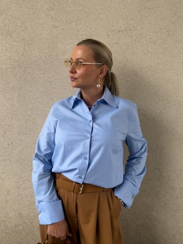 Modrá prúžkovaná košeľa Imperial z bavlny, elegantný dámsky štýl s talianskym strihom.