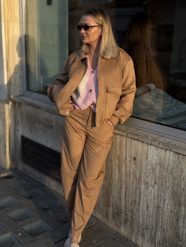 Camel bomber bunda z jemne brúseného materiálu so semišovým vzhľadom