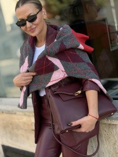 Burgundy kožená kabelka so zlatou sponou a prepletaným detailom, elegantný taliansky dizajn. Burgundy kožená kabelka so zlatou sponou a prepletaným detailom, elegantný taliansky dizajn.
