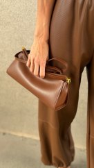 hnedá kožená listová kabelka s hladkým povrchom a elegantným minimalistickým tvarom