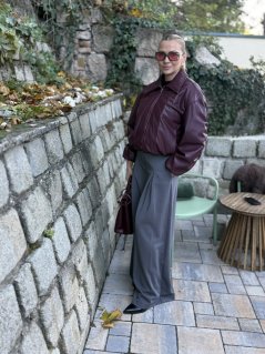 Burgundy kožená bomber bunda s golierom a zipsom, elegantný jesenný kúsok v univerzálnej veľkosti. Burgundy kožená bomber bunda s golierom a zipsom, elegantný jesenný kúsok v univerzálnej veľkosti.