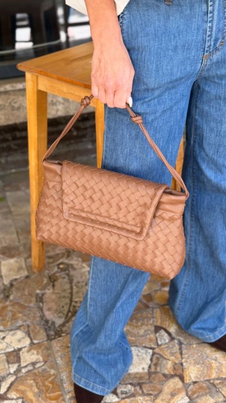 hnedá prepletaná kožená kabelka s elegantným tvarom do ruky na denné nosenie