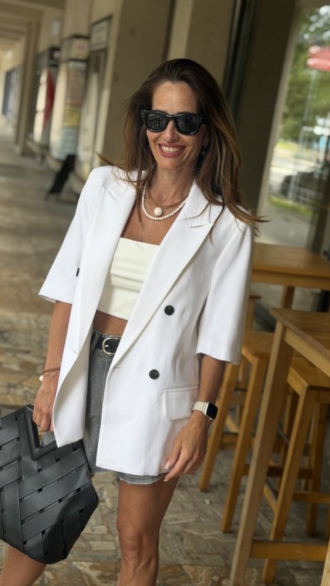 biele sako s krátkym rukávom a dvojradovým zapínaním v elegantnom outfite