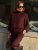 Burgundy pletený sveter Tionne s vyšším rolákom na modelke.