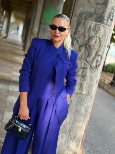 Modré sako Milano Viola s predĺženým strihom a štruktúrovanými ramenami na modelke.