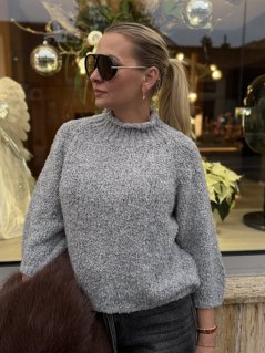 bledošedý plyšový sveter s mäkkou textúrou a voľnými rukávmi v talianskom štýle bledošedý plyšový sveter s mäkkou textúrou a voľnými rukávmi v talianskom štýle
