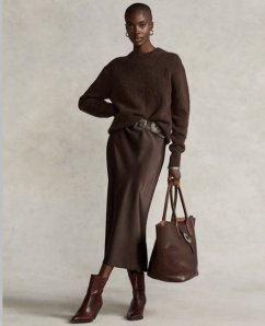 Saténová midi sukňa Imperial v hnedom odtieni Moro, padavý strih s elegantným leskom pre ženský jesenný look.