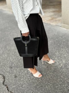 Čierna elegantná shopper kabelka s okrúhlou rúčkou a zlatými detailmi