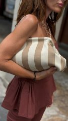 Piesková pruhovaná letná kabelka Triso v ruke ženy ako elegantný doplnok k letnému outfitu