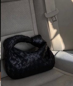 čierna prepletaná kožená kabelka do ruky s mäkkým tvarom
