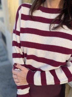 Pásikavý sveter z merino vlny v burgundy a krémových tónoch, mäkký taliansky materiál. Pásikavý sveter z merino vlny v burgundy a krémových tónoch, mäkký taliansky materiál.