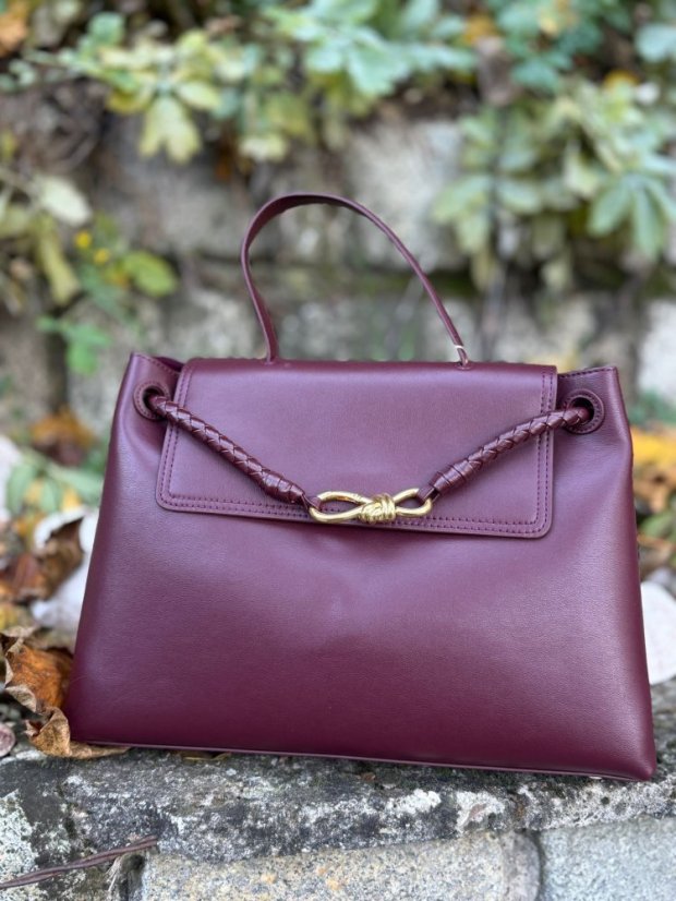 Burgundy kožená kabelka so zlatou sponou a prepletaným detailom, elegantný taliansky dizajn.