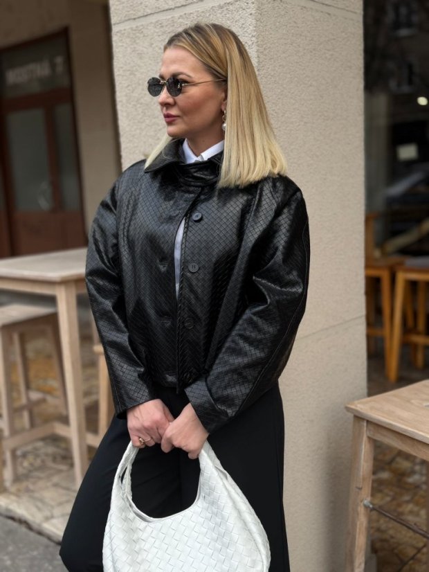 Elegantná čierna prechodná bunda Pompeso s jemne štruktúrovaným povrchom