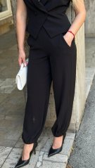 čierne elegantné nohavice s patentom na spodku v modernom business outfite
