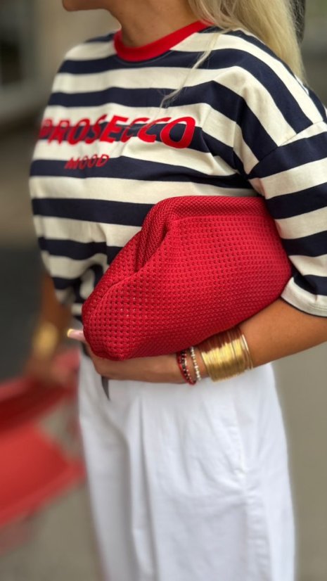 Červená letná clutch kabelka s textúrovaným povrchom do ruky