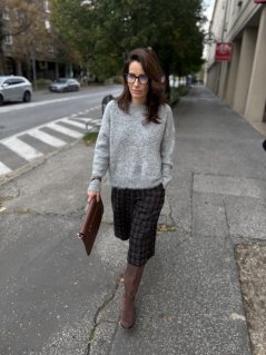 Bledošedý sveter s jemným lemom z mäkkého materiálu, elegantný ženský štýl.