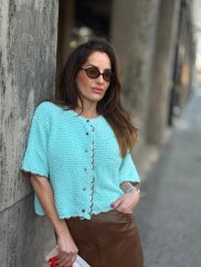 mentolový svetríkový top s krátkym rukávom na žene v mestskom outfite