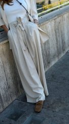 béžové široké nohavice s mašľou v páse v elegantnom neutrálnom outfite