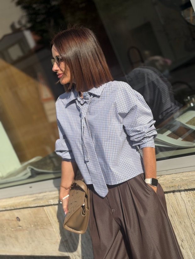 tmavohnedé široké nohavice na žene s košeľou v mestskom outfite