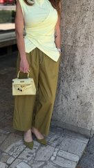 olivové 3/4 bavlnené nohavice vo voľnom strihu v elegantnom mestskom outfite olivové 3/4 bavlnené nohavice vo voľnom strihu v elegantnom mestskom outfite