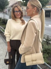 Béžová kožená kabelka s ramienkom a zlatým detailom, elegantný doplnok na denné nosenie.