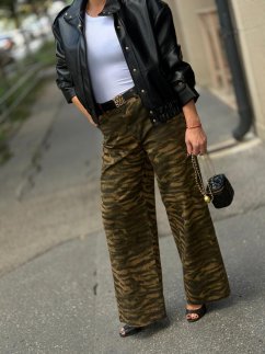 Zelené rifle Army Style v odtieni militare so širším strihom na modelke.