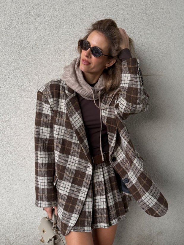 Hnedé oversized karo sako v krémovo-hnedých tónoch na žene v jesennom outfite.