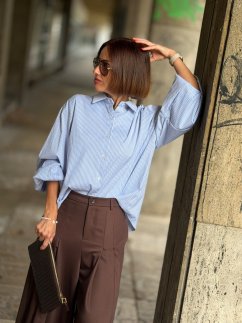 Modrá prúžkovaná košeľa Celeste Blue s golierom a voľnejším strihom na modelke. Modrá prúžkovaná košeľa Celeste Blue s golierom a voľnejším strihom na modelke.