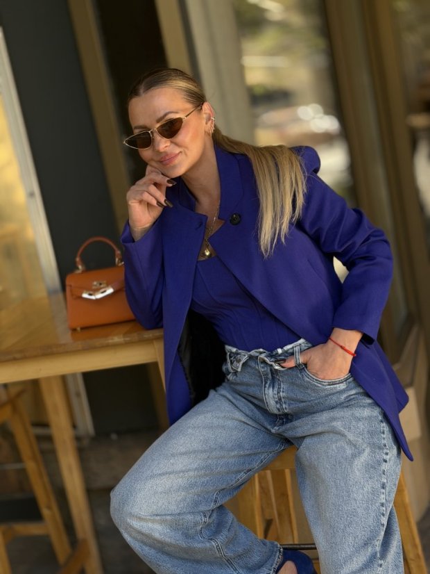 Modré sako Milano Viola s predĺženým strihom a štruktúrovanými ramenami na modelke.