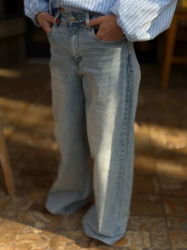 bledomodré baggy rifle s vysokým pásom na žene v mestskom outfite