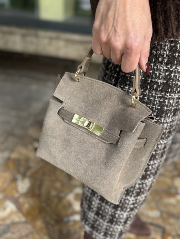 Mini kabelka z brúsenej kože v odtieni taupe so zlatým zapínaním, elegantný taliansky štýl.