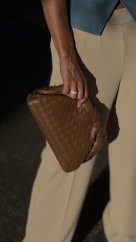 Hnedá prepletaná kožená kabelka s retiazkou v elegantnom talianskom štýle