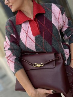 Burgundy kožená kabelka so zlatou sponou a prepletaným detailom, elegantný taliansky dizajn. Burgundy kožená kabelka so zlatou sponou a prepletaným detailom, elegantný taliansky dizajn.