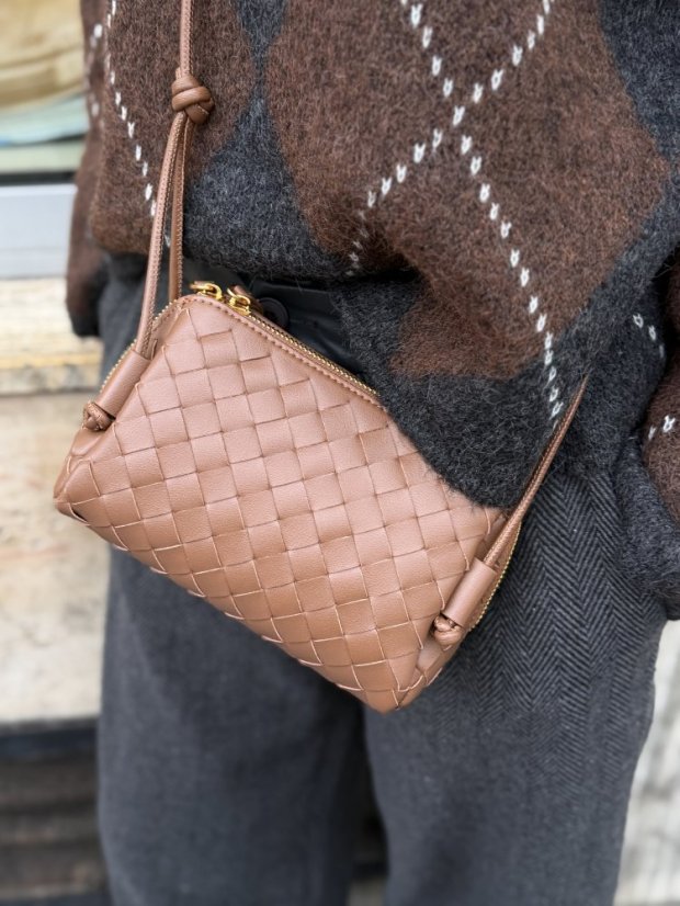 Camel mini pletená kabelka so zlatým zipsom, elegantný doplnok na rameno.