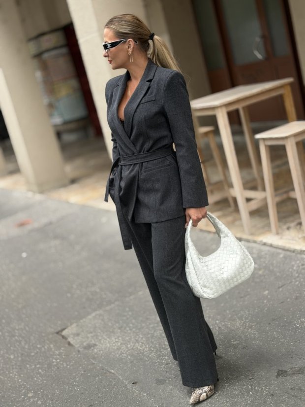 Sivé široké nohavice s vysokým pásom, elegantný moderný strih.