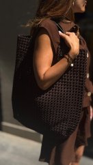 Dámska hnedá prepletaná kabelka Bruna vo väčšom shopper tvare s nosením cez rameno