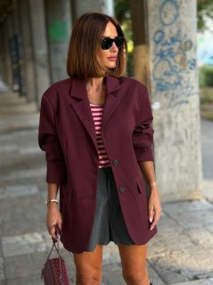 Burgundy dámske oversize sako s elegantným voľnejším strihom, modernou líniou a jemne pružným materiálom.