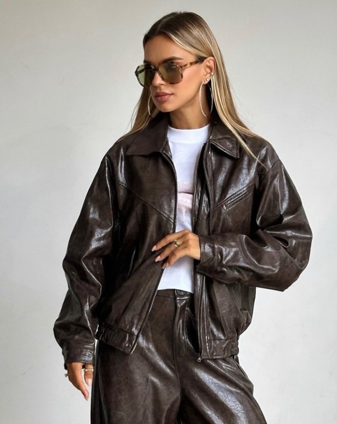 Hnedá dámska koženková bunda v oversized štýle s jemným leskom